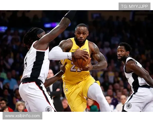 克内克特快速反击迅猛突破上篮双手暴扣精彩瞬间展现速度与力量