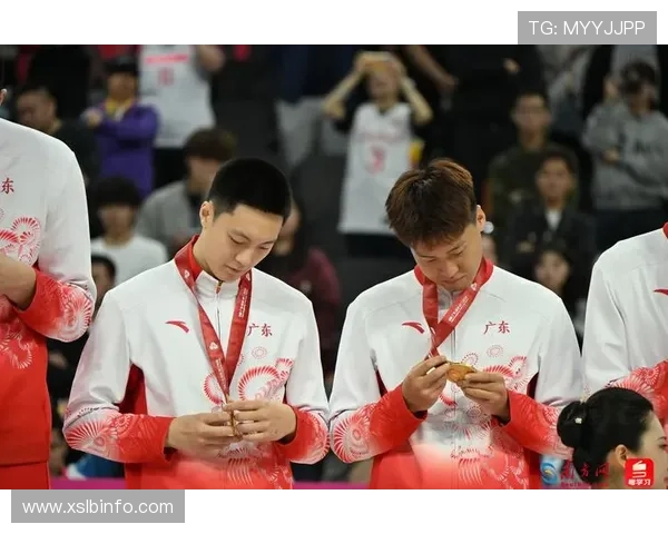 CBA总冠军颁奖仪式盛大举行 荣耀加冕见证篮球辉煌时刻